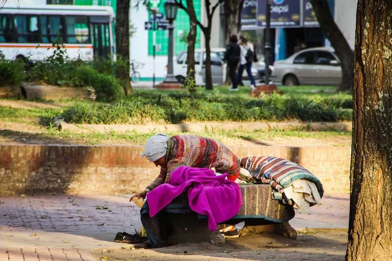 Este informe destaca las profundas desigualdades en el acceso a recursos esenciales, como electricidad y educación, y subraya cómo el belicismo exacerba la pobreza en las regiones vulnerables, donde se destacan África y Asia, y les sigue Latinoamérica, en la cual hay más de 180 millones de personas (casi el 28% de sus 650.000.000 de habitantes) que no pueden cubrir sus necesidades básicas.