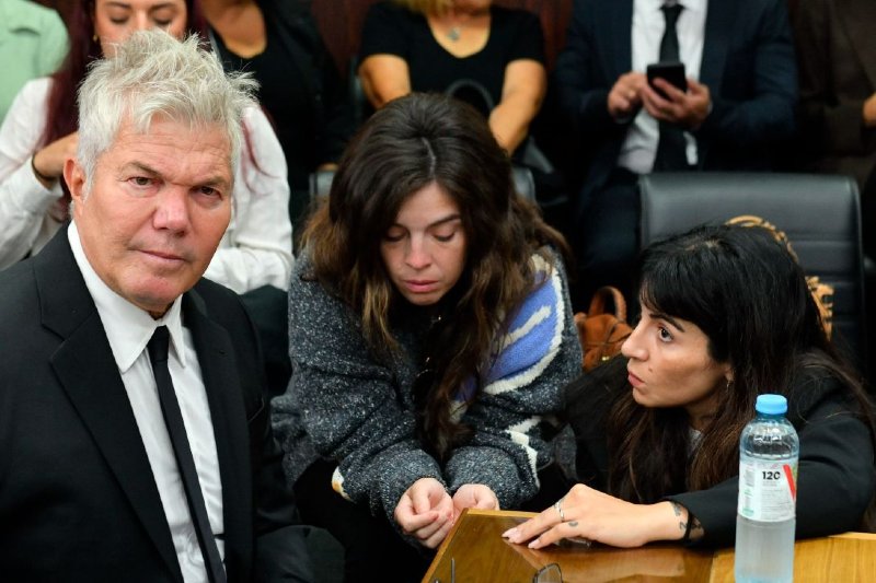 Mientras el legista apuntaba a las tensas caras de los imputados, Dalma y Gianinna (las hijas tenidas con Claudia) soltaban el llanto, y se mostraban conmovidas por la angustia Jana Maradona (la hija que tuvo el futbolista con Valeria Sabalain) y Verónica Ojeda, cuyo hijo (Dieguito Fernando Maradona) había publicado hace muy poco en las redes sociales un video pidiendo justicia para su padre. 