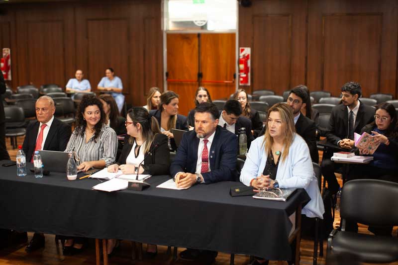 Los jueces -además- otorgaron un plazo de 15 días para que las partes depuren la prueba ofrecida y ajusten la nómina de testigos, en una causa que cuenta con numerosos cuerpos de expediente y múltiples imputados. El examen de la prueba será clave para ordenar el debate, que no tendrá audiencias continuadas como se había previsto inicialmente, sino fechas intercaladas según la disponibilidad.