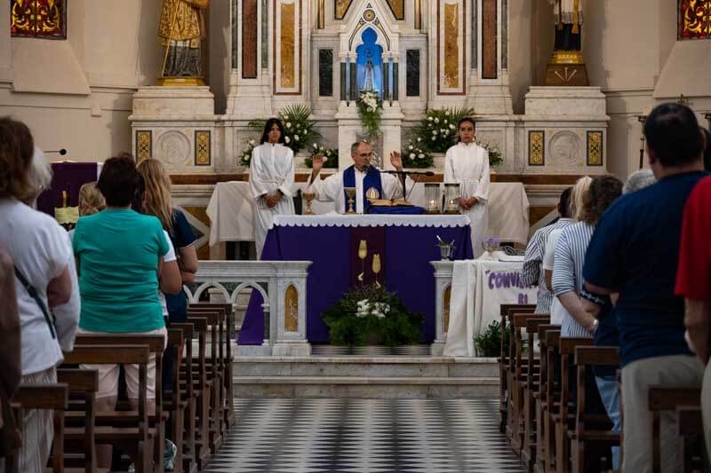 En la iglesia Jesús de Nazareno, ubicada en la calle Pellegrini, la celebración del Miércoles de Ceniza dio inicio a esta importante tradición con una misa al mediodía, donde los feligreses se congregaron para participar en el rito y recibir la imposición de las cenizas, marcando así el inicio de su compromiso espiritual.