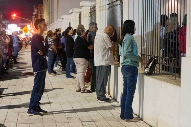 La postal de todos los años, el interior abarrotado y una multitud de fieles afuera del templo.