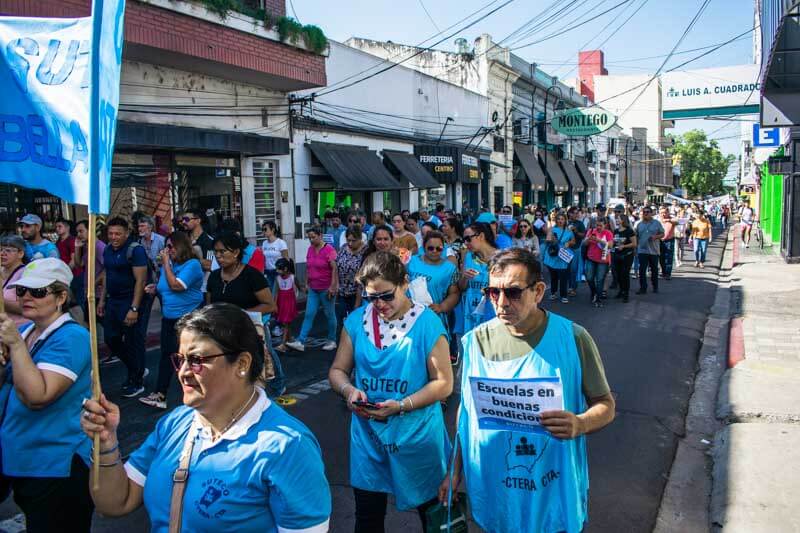 Los participantes de la marcha atendieron al llamado de movilización del Sindicato Único de Trabajadores de la Educación (Suteco), dando una amplia respuesta gremial por las calles de la ciudad. 
