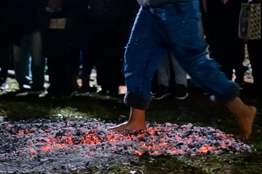 Caminar descalzo sobre el tat&aacute; yehas&aacute; constituye uno de los rituales m&aacute;s emblem&aacute;ticos; para quienes participan, el recorrido sobre las brasas representa un acto de fe, convicci&oacute;n y continuidad de una tradici&oacute;n centenaria.
