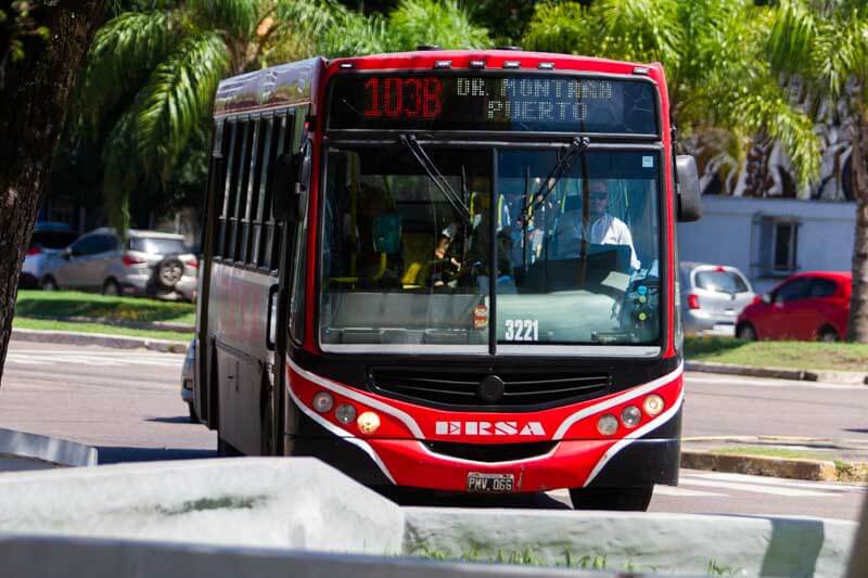 El reclamo de los trabajadores del volante es de llegar a un sueldo de $1.060.000, igualando al de los de Buenos Aires, pese a que el básico que perciben está equilibrado con la inflación. Mientras, los empresarios afirmaron que no cuentan con los fondos para hacer frente al reclamo salarial.