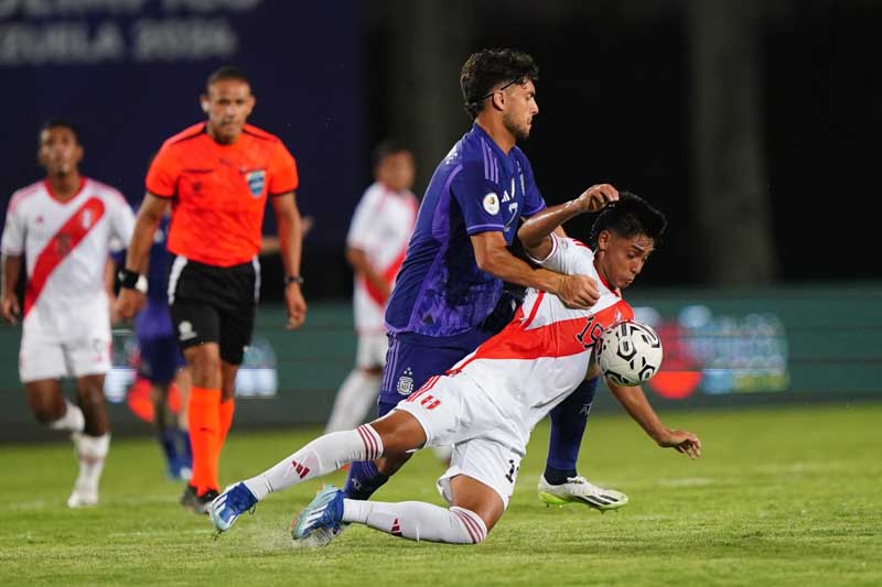Mejoraron las cosas para la Albiceleste con la apertura del marcador, que se produjo a través de la repetida maniobra del DT de echar mano de los suplentes en la segunda parte del partido, cosa que en esta oportunidad le sirvió para mejorar un juego deslucido.