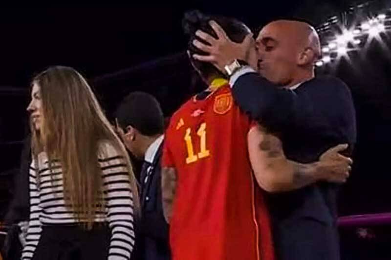 En la euforia de los festejos el presidente de la Real Federación Española de Fútbol, Luis Rubiales, en pleno abrazo tomó de la cara a la jugadora Jennifer Hermoso y le dio un beso en los labios, reavivando las historias sobre acusaciones de abuso en la selección femenina, que le costaron el puesto al DT anterior.