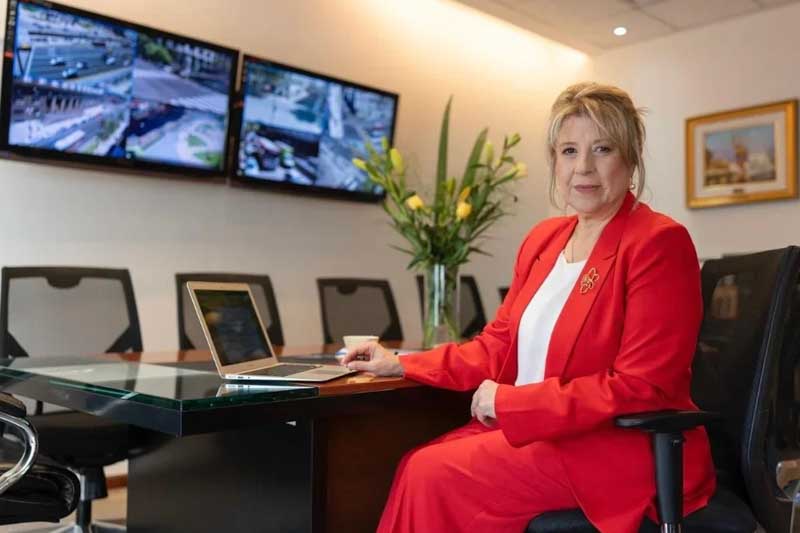 La fuerza estará integrada por efectivos provenientes de otras unidades federales que serán capacitados para tareas específicas en pasos fronterizos. Desde diciembre, la conducción del Ministerio quedará en manos de Alejandra Monteoliva, quien reemplazará a Patricia Bullrich tras su ingreso al Senado. La creación de la Policía Migratoria se suma a otras reformas impulsadas por la gestión de Javier Milei, como la puesta en marcha del Departamento Federal de Investigaciones.