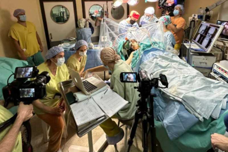El operado tiene 15 años y fue intervenido con el propósito de extraerle un tumor que previamente había sido diagnosticado en el hemisferio izquierdo del cerebro. La cirugía duró 4 horas y es de alta complejidad, siendo el primero en ser realizado a un paciente pediátrico.