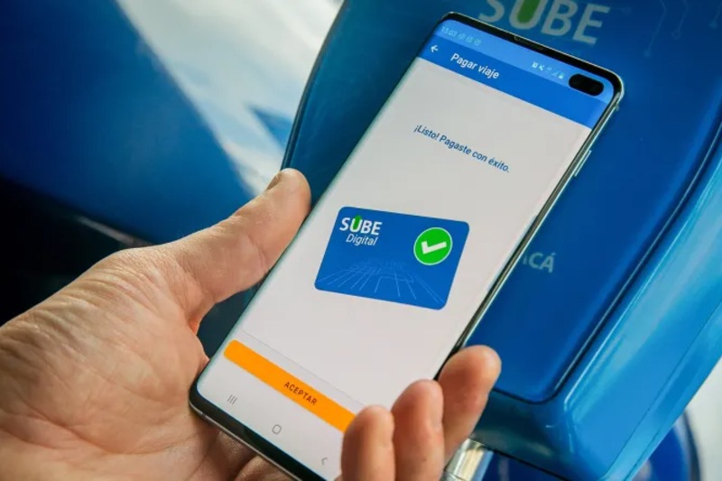 La segunda quincena de octubre de 2025 trajo un cambio trascendente dentro del servicio, ya que los colectivos empezaron a exhibir nuevas terminales que aceptaban pagos con tarjetas de débito, crédito o la aplicación de la SUBE Digital. Para el primer caso basta con acercar el plástico, para el segundo pueden hacer uso de la app de la SUBE los que tengan un celular con una tecnología que permite el pago solo acercando el dispositivo (NFC). 