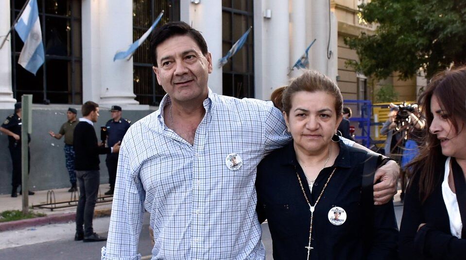 Silvino Báez y Graciela Sosa Osorio, padres de Fernando, recibieron apoyo de un grupo de personas que esperaba afuera del recinto judicial.