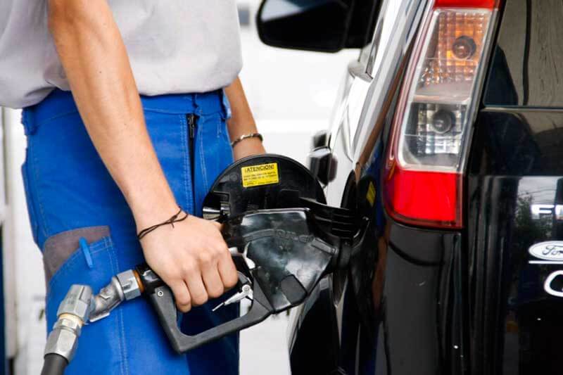 En la segunda resolución (964/2023) se fija, a partir de diciembre, un precio de adquisición del bioetanol elaborado a base de caña de azúcar de $348,539 por litro, con un alza del 12,43% respecto del valor vigente, mientras que para el elaborado en base a maíz el precio quedará en $361,167 por litro, con una suba del 19,20%.