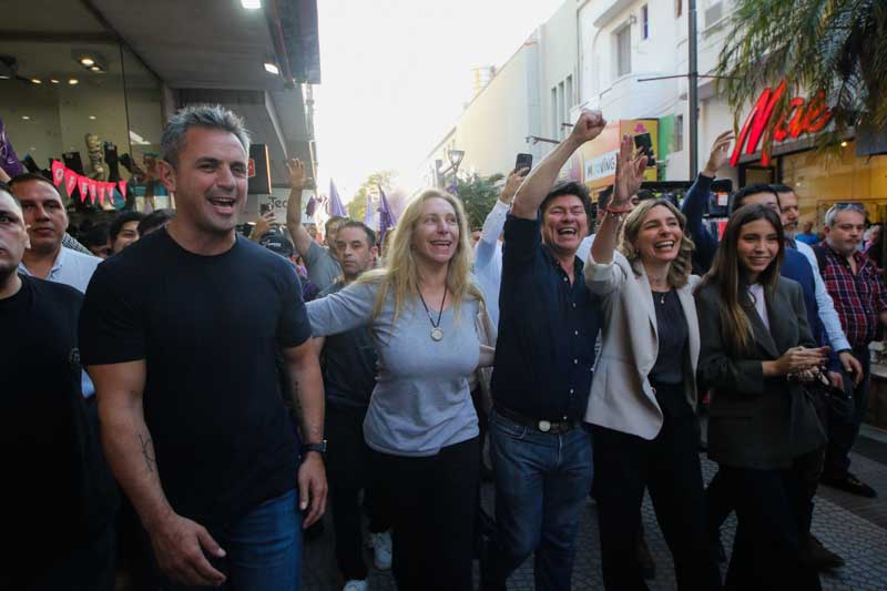 La presencia de Karina Milei, secretaria general de la Presidencia, y de Martín Menem, presidente de la Cámara de Diputados, convocó a militantes y simpatizantes en la capital provincial, pero el clima se tensó.