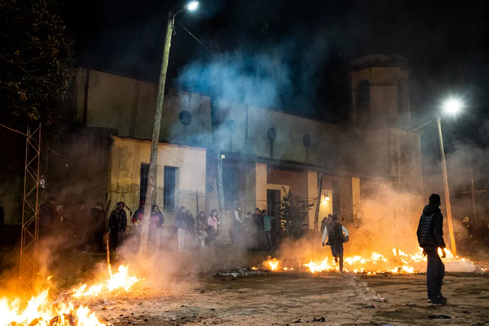&nbsp;

Mientras las llamas iluminaban el predio, el San Juanazo record&oacute; el v&iacute;nculo entre estas pr&aacute;cticas la tradici&oacute;n cristiana y popular, el fuego simboliza la purificaci&oacute;n y la esperanza de un nuevo comienzo.
