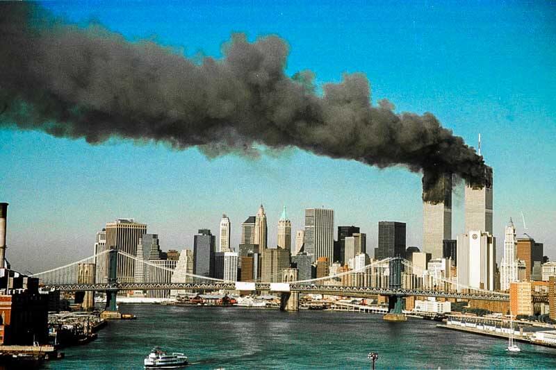 Las dos torres fueron impactadas, la escena terrorífica podía verse desde puntos muy lejanos de la ciudad. 