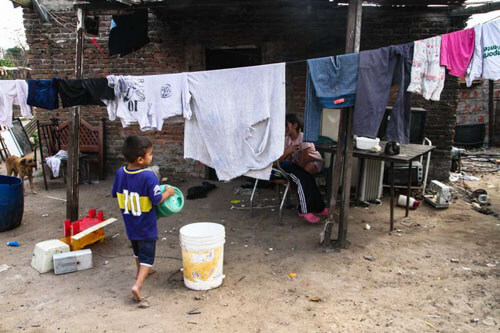 En contraste, los sectores medio-alto y alto muestran una menor afectación. Aunque las ayudas sociales evitaron un deterioro mayor, la desigualdad estructural persiste y sigue afectando principalmente a los niños.