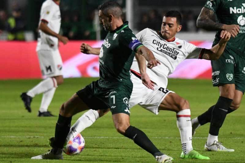 El estadio Marcelo Bielsa de Rosario será el escenario donde Newell’s Old Boys recibirá a Sarmiento de Junín. En este encuentro las necesidades son muy distintas. La Lepra busca seguir ascendiendo en los puestos altos -está ubicado en la sexta posición-, para continuar a la próxima instancia del torneo, mientras el Verde busca despegarse de la zona de descenso y mantener la categoría.