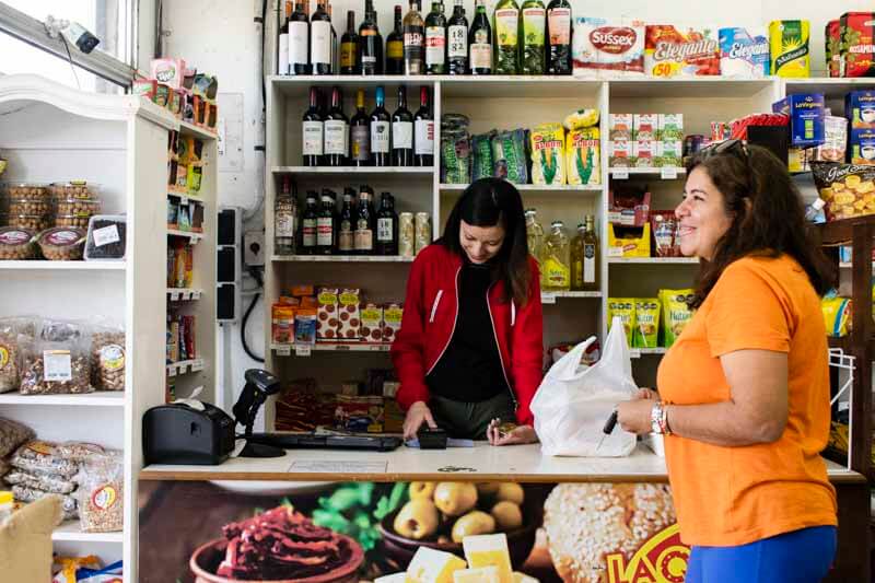 La aceleración previa de los precios entre julio y agosto ha sido exacerbada por este cambio brusco en la cotización de la moneda extranjera. Cada vez que el dólar sube, se desencadena una reacción inmediata en los precios, generando una creciente incertidumbre económica.