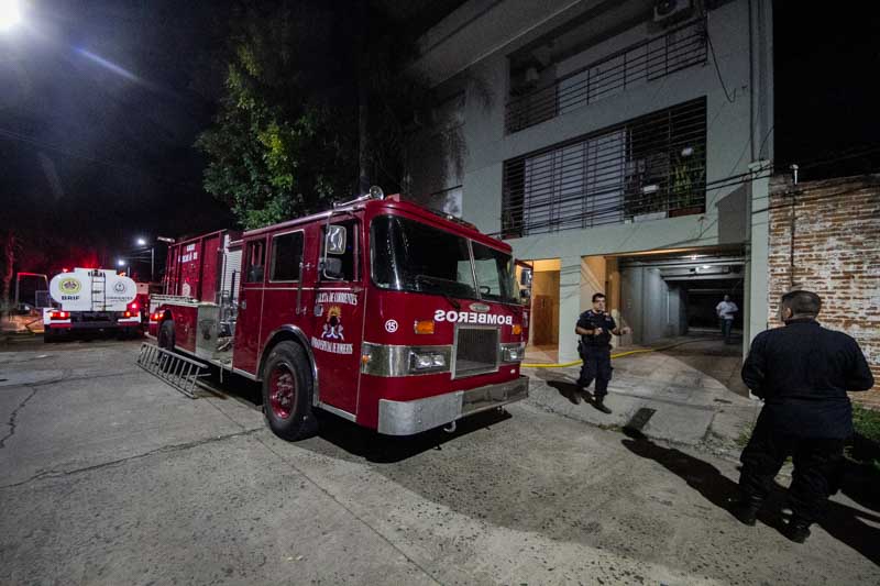 Un incendio de gran magnitud se desató este domingo cerca de la medianoche en un terreno ubicado en el pasaje Torrent al 900, en pleno barrio residencial de la ciudad capital. Las llamas se propagaron con rapidez por la presencia de colchones, árboles secos y basura acumulada. 