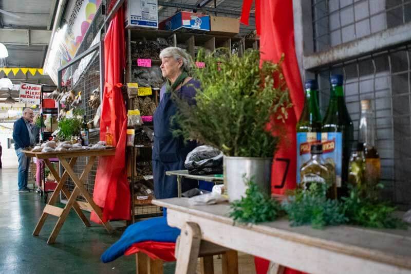 Esta antigua tradición sigue sorprendiendo por su arraigo en la sociedad, uniendo la espiritualidad ancestral con la modernidad. El aroma y sabor de la caña con ruda son característicos y hacen de este ritual una parte fundamental de la cultura.