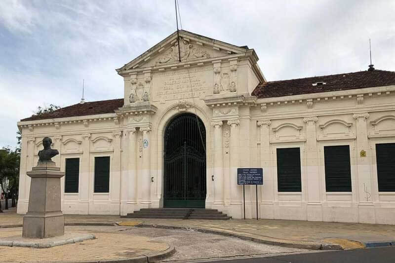 En 1868 el gobernador José Miguel Guastavino buscó el apoyo público, citó a prestigiosos vecinos para ofrecer al Gobierno nacional el local que se necesitaba, y el 19 de noviembre se organizó una comisión popular para solicitar la cooperación financiera del pueblo, que respondió al llamado y, apoyado por la prensa, logró el establecimiento de la institución.