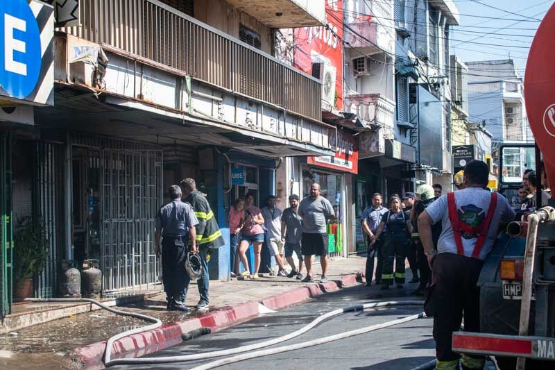 Debido a la magnitud del humo fueron desalojados los habitantes y trabajadores de las propiedades vecinas. 