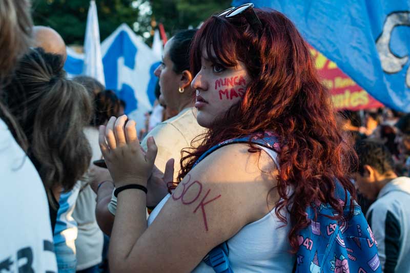 Las expresiones individuales también se hicieron visibles, con intervenciones corporales que sumaron nuevas formas de manifestar el reclamo.