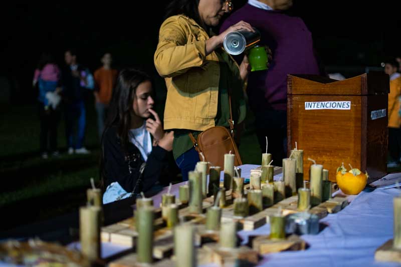 Despojarse de lo malo encendiendo una luminaria es un acto significativo. La urna de los deseos y las intenciones permite a los participantes dejar atrás las negatividades y pedir un futuro mejor.