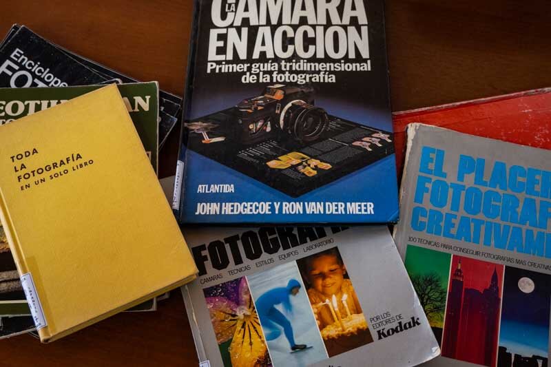 Además de su extensa colección literaria, este espacio cultural alberga una sección especial dedicada a la fotografía, convirtiéndose así en un recurso invaluable para fotógrafos y aficionados.