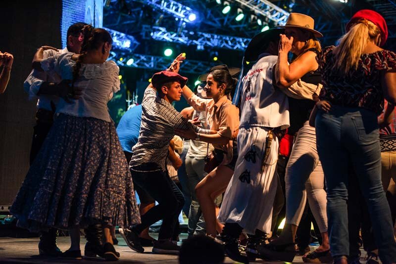 La programación incluirá una combinación de artistas consagrados y referentes de la escena chamamecera y del folklore nacional. La apertura, el viernes 16, estará a cargo de Los Nocheros, mientras que el cierre, el domingo 25, será encabezado por Teresa Parodi. Entre las figuras destacadas se encuentran Soledad Pastorutti, Chango Spasiuk, Jorge Rojas junto a Los de Imaguaré, El Chaqueño Palavecino, Los Tekis —que debutarán en el festival— y Nahuel Pennisi, entre otros. Desde la organización anticipan una de las ediciones más convocantes de la última década, con una fuerte presencia de público local y turistas.