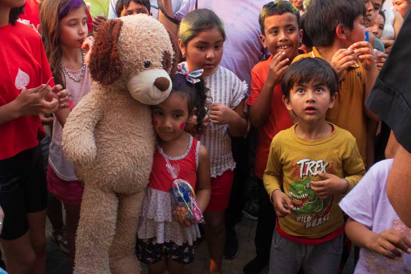 Fueron distribuidas ropa y zapatillas, lo que hizo que muchas familias se sintieran agradecidas por el apoyo recibido, la solidaridad de la comunidad se mostró evidente en cada gesto y donación.