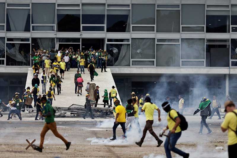 Según la Fiscalía General, la conspiración se inició en 2021 con una campaña contra el sistema electoral y derivó, tras la derrota de Bolsonaro en octubre de 2022, en protestas, campamentos frente a cuarteles y actos violentos en Brasilia. El 8 de enero de 2023, una semana después de la asunción de Lula, miles de simpatizantes bolsonaristas atacaron la sede de la Presidencia, el Parlamento y la propia Corte Suprema.