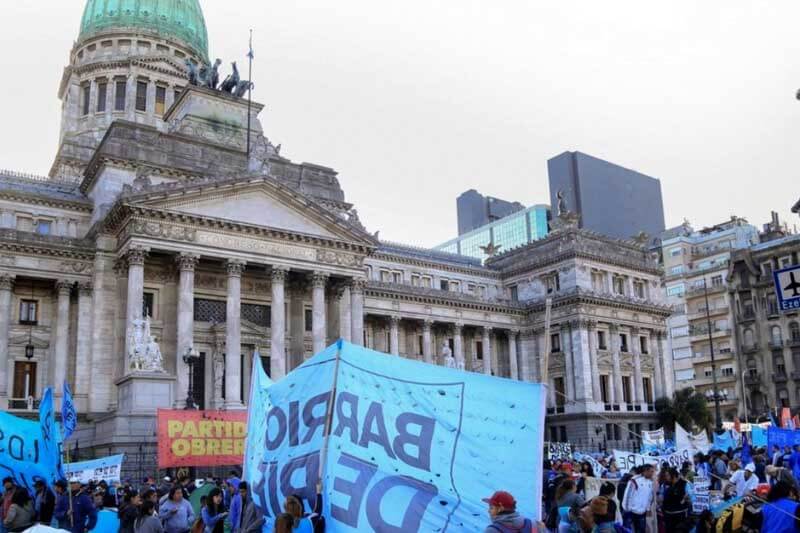 La tensión en el Congreso se ve acompañada de movilizaciones y un protocolo antipiquete. La sesión podría durar al menos 40 horas, con la aprobación final aún en debate.