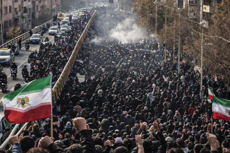 Según informes de especialistas en defensa, el movimiento incluye el desplazamiento del portaaviones de propulsión nuclear USS Abraham Lincoln y su grupo de ataque hacia el océano Índico. Trump evitó precisar si Estados Unidos busca un cambio de régimen en Irán o la salida de su líder supremo, Ali Jamenei, pero reiteró su advertencia al gobierno iraní y aseguró que su administración mantiene una vigilancia estrecha sobre los acontecimientos, en un escenario de alta tensión regional.