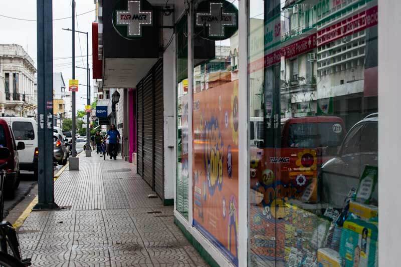 Muchos comercios optaron por mantener las puertas cerradas, permitiendo a sus empleados disfrutar de un bien merecido descanso. Sin embargo, algunos establecimientos relacionados con la gastronomía, entretenimiento y farmacias abrieron sus puertas para brindar servicios a la comunidad.