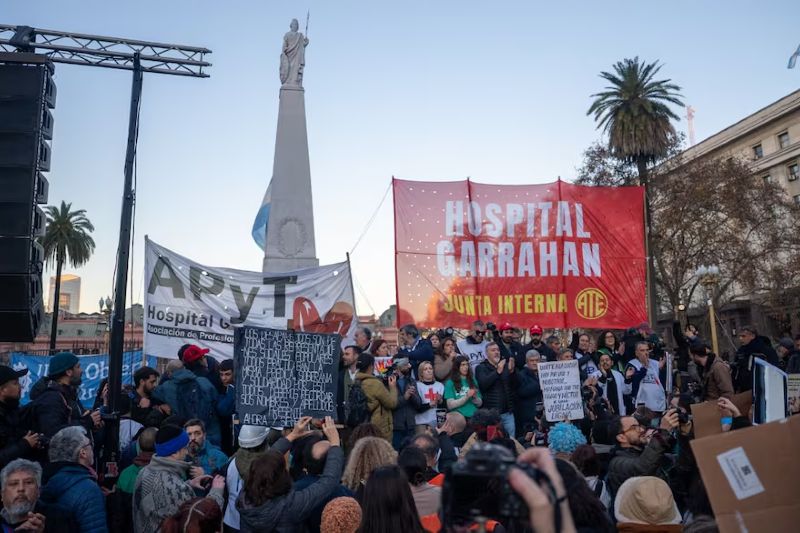 La protesta fue convocada por la Asociación de Profesionales y Técnicos del emblemático nosocomio y sumó los respaldos gremiales de la CGT, las dos CTA y organizaciones sociales y políticas. Mientras se realizaba la marcha el pediátrico no se detuvo: se realizaron cinco cirugías de alta complejidad, entre ellas un trasplante hepático infantil y neurocirugías.