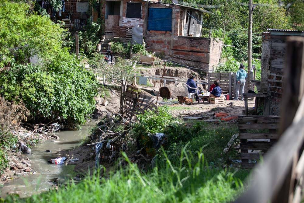 El deterioro se produjo en un contexto de inflación acelerada —62,4% entre enero y junio— y caída del poder adquisitivo, que llevó a que los hogares pobres tuvieran ingresos 42,6% por debajo de la Canasta Básica Total. Durante el segundo semestre del año, el índice bajó al 52,8%, en parte gracias a cierta estabilidad macroeconómica y refuerzos en la AUH y la Tarjeta Alimentar. Sin embargo, la mejora fue parcial y no alcanzó a todos los sectores.