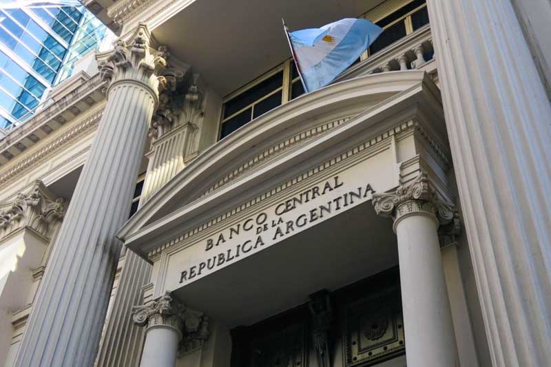 A pesar de que los dólares emitidos por la Reserva Federal son de curso legal en Estados Unidos, en Argentina las casas de cambio suelen recibir los ejemplares deteriorados con un descuento de hasta el 4%. Con esta prórroga, los bancos podrán remitirlos a EE.UU. para su reemplazo, garantizando a los tenedores una alternativa formal para evitar pérdidas económicas.