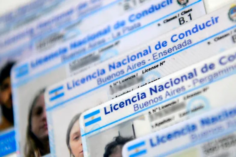 Para su renovación los conductores presentarán un certificado de aptitud psicofísica de manera online, cada 5 años si son menores de 65 años, cada 3 años los mayores de 65 y anualmente después de los 70 años. Para los casos en que la persona posea antecedentes por infracciones graves, la revalidación requerirá también la aprobación del examen teórico práctico. Más informes en https://www.argentina.gob.ar/seguridadvial/licencianacional, y en https://ciudaddecorrientes.gov.ar/tramites/licencia-de-conducir.