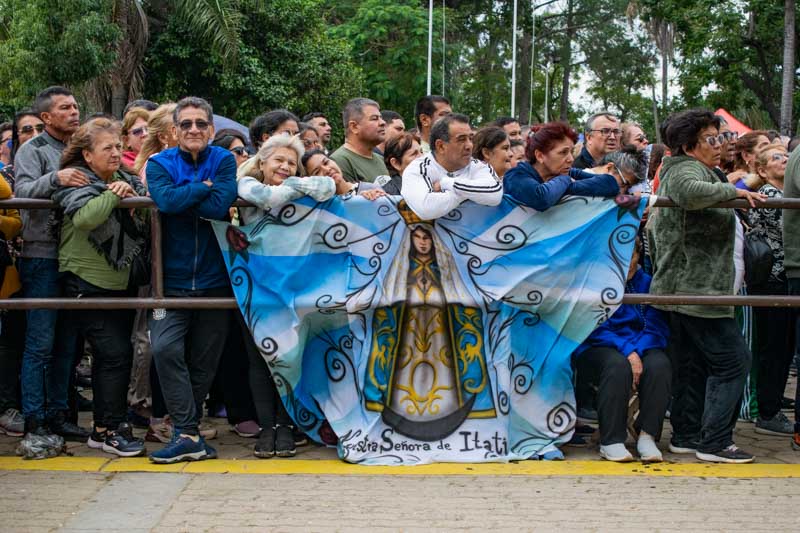Imágenes sostenidas por niños, abuelos, familias enteras: en papel, madera, tela, cerámica. Cada una es un símbolo de una historia de devoción.