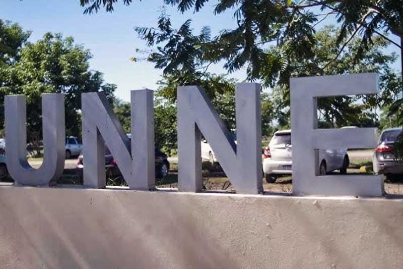 Entre los requisitos se incluyen: DNI o documento equivalente, fotografía tipo carnet, título de nivel medio o constancia de finalización de estudios y carnet de vacunación. Todos los archivos tendrán carácter de declaración jurada y serán verificados por la unidad académica correspondiente. La UNNE asegura realizar un acompañamiento durante cada etapa del proceso de inscripción.
