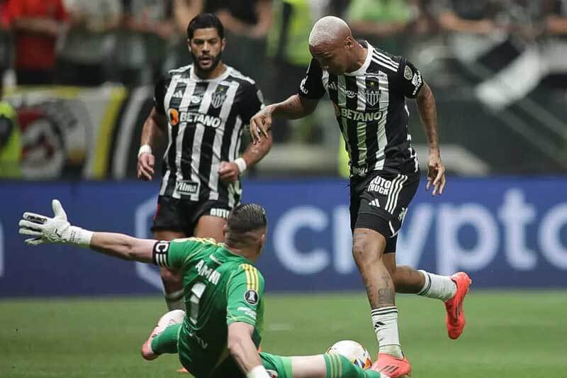 River Plate fue goleado en el partido de ida de la Libertadores. El equipo de Marcelo Gallardo ahora está obligado al milagro en el desquite en el Monumental ya que sufrió una noche nefasta con un doblete de Deyverson y otro gol de Paulinho. 