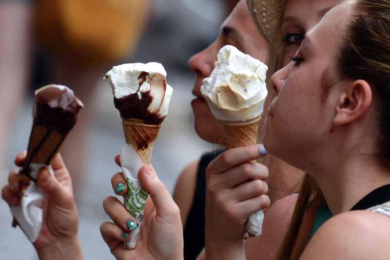 Los datos de la Asociación Fabricantes Artesanales de Helados y Afines detallan que en Argentina consumen 6,9 litros de helados por persona al año, lo que ubica al país en el sexto lugar de consumo.