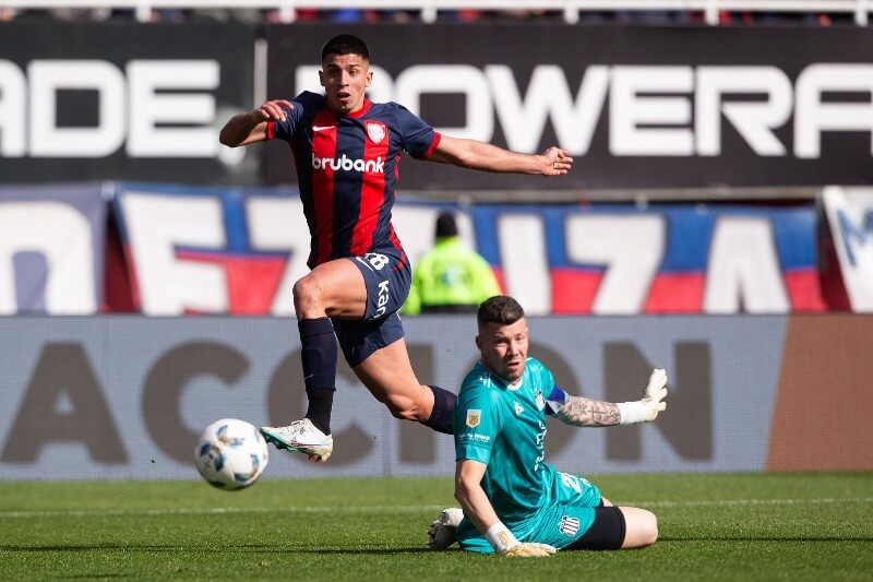 En un enfrentamiento de equipos golpeados por la eliminación en la Libertadores, San Lorenzo se impuso 2 a 0 a Talleres en el Nuevo Gasómetro. Aunque sufrió en el inicio por la presión de la visita, el equipo de Leandro Romagnoli reaccionó y aprovechó sus oportunidades, con goles de Alexis Cuello e Irala. La victoria le dio un respiro al Ciclón en el torneo local, marcando el inicio de su recuperación.