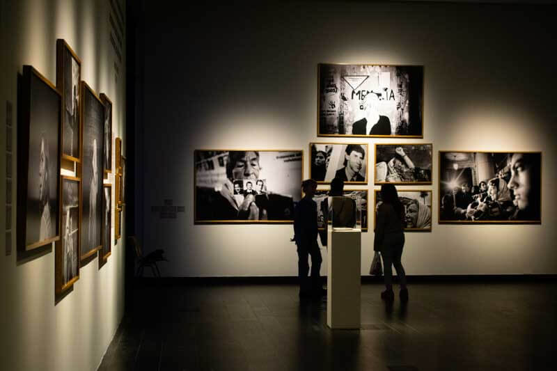 Presentó una perspectiva reveladora y desgarradora, ya que cada fotografía cuenta una historia y recuerda los años más sombríos de la historia argentina.