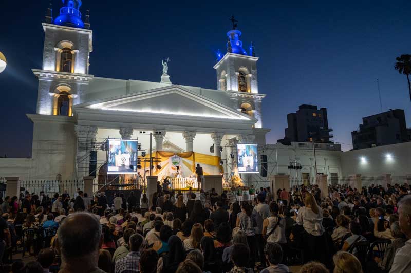 Cánticos, oraciones y muestras de fe unieron a los presentes en una celebración marcada por la esperanza y el compromiso. El pueblo correntino despidió a Monseñor Stanovnik con gratitud y recibió a Monseñor Larregain con entusiasmo, en un evento que reafirmó el papel central de la Iglesia en la vida de la comunidad.