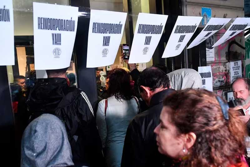 La Unión del Personal Civil de la Nación (UPCN) ha optado por una estrategia diferenciada, el sindicato llevará a cabo protestas específicas en dependencias directamente afectadas por estas medidas, mediante asambleas y manifestaciones con batucadas.