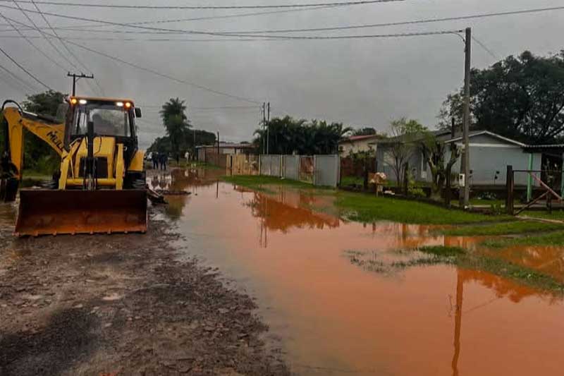 El desborde del arroyo Picardía fue atribuido a la acumulación de basura que bloqueó los canales de escurrimiento. Ante la situación, el municipio desplegó maquinaria pesada y cuadrillas de intervención manual para atender las zonas más afectadas. Las tareas se concentraron en asistencia directa, limpieza de conductos pluviales y mitigación de los efectos más urgentes provocados por el temporal.