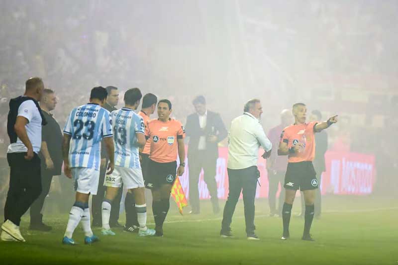 El encuentro estuvo marcado por la tensión y la aspereza, especialmente en el segundo tiempo, cuando las acciones se vieron interrumpidas debido al lanzamiento de bengalas por parte de la hinchada de Racing, lo que generó una densa humareda en el estadio Gigante de Arroyito. Este largo parate, sumado a las constantes fricciones entre los jugadores, derivó en una extensa adición de minutos.