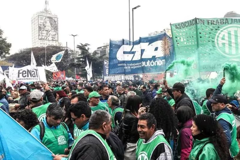 El sindicalismo convocó a este plan de lucha tras la presentación en el Senado del proyecto de ley, el cual -según manifestaron- “la reforma laboral y el presupuesto terminarán de aniquilar a las provincias”, y autoriza las “jornadas de 12 horas y el pago en especies”. En esa línea, aseguró: “Con esta reforma pasarán también a ser nuestros dueños, dueños de nuestras vidas”.