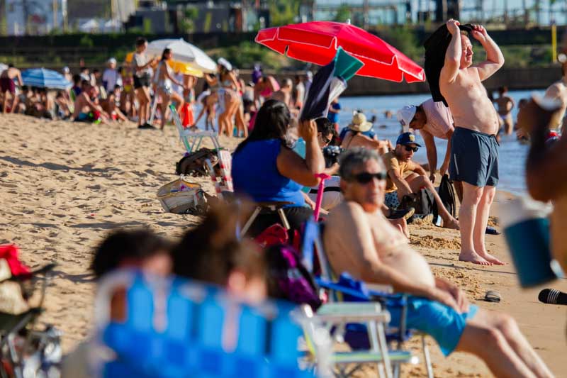 Los feriados continuarán durante el fin de semana, con el sábado 30 y el domingo 31 dedicados a la celebración de Pascuas, el lunes 1 de abril se declaró feriado puente y el 2 se conmemora el Día del Veterano y de los Caídos en la Guerra de Malvinas 